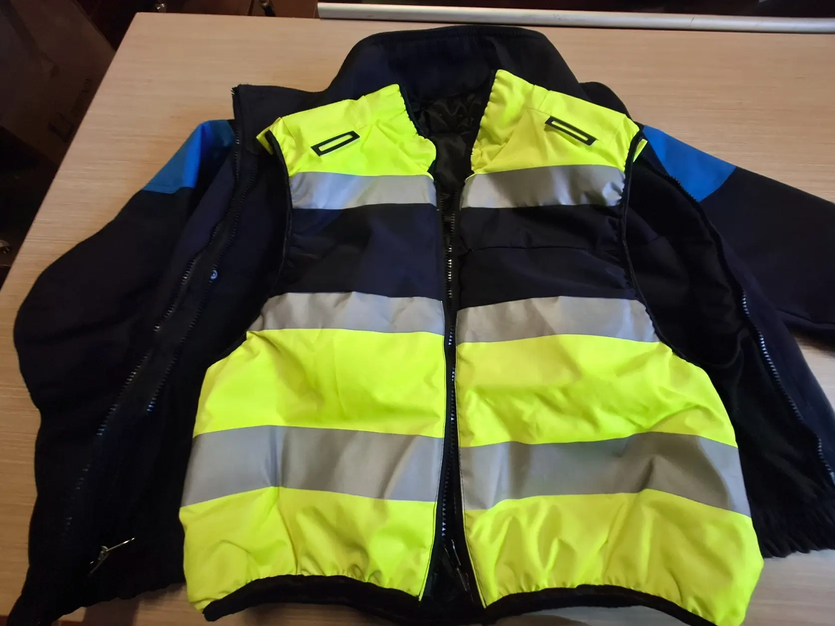 Cazadora Softshell tricapa con Chaleco desmontable